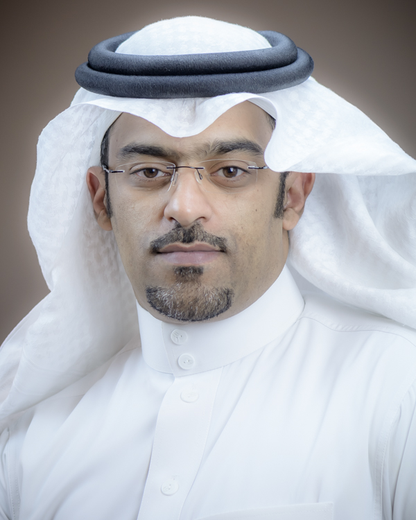 صورة المشرف على مكتب العلاقات العامة والإعلام