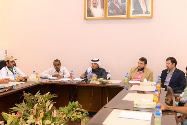 الأخبار جامعة الملك فيصل رئيس مكتب الخريجين في كلية الطب البيطري يعقد